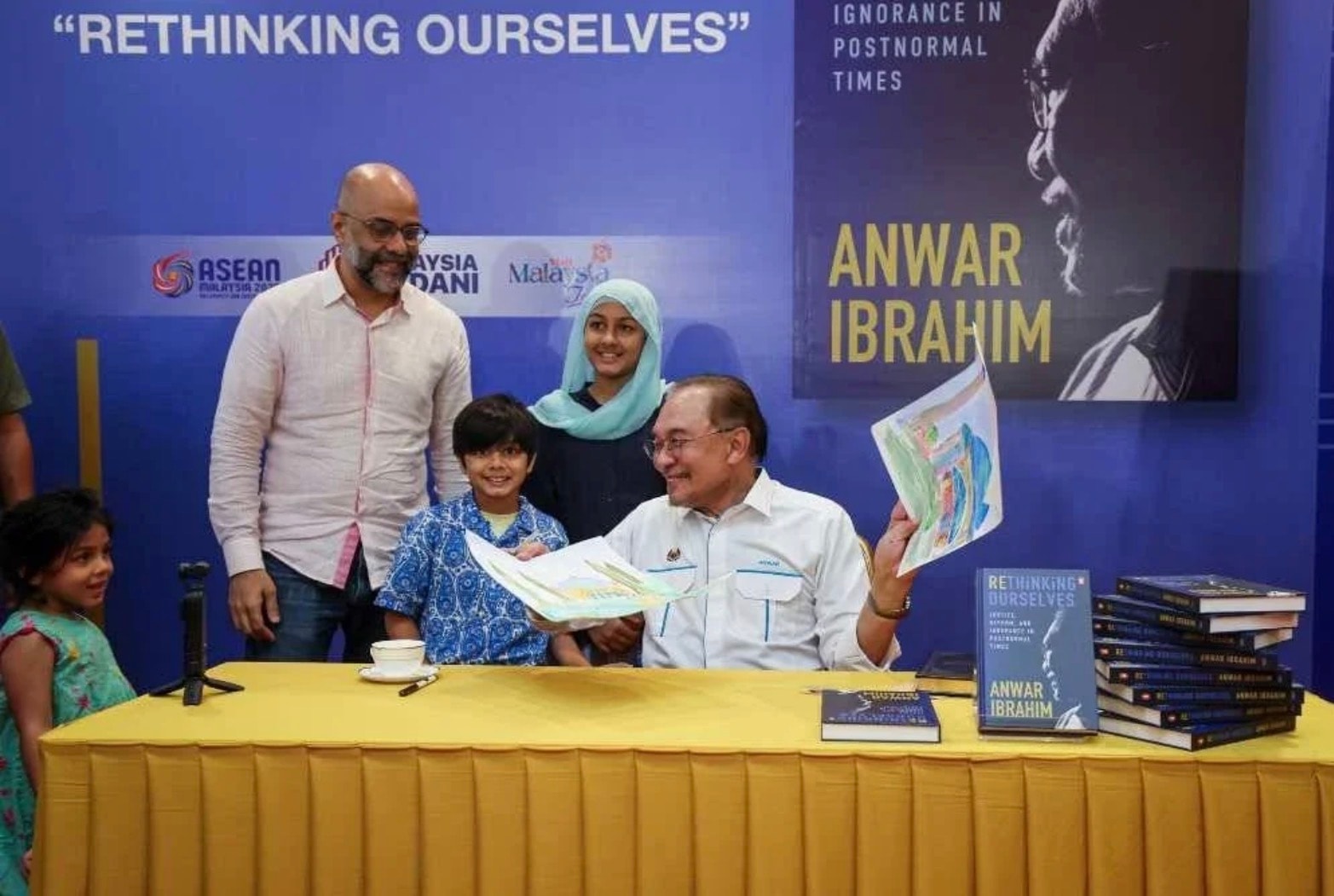 பிரதமரின் புதிய புத்தகம் வெளியீடு: மாணவர்களுக்காக காப்புரிமை நிதி அர்ப்பணிப்பு! 