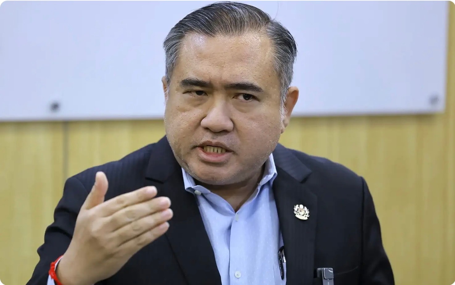 ஃபுஸியா சால்லேவைச் சாடினார் அந்தோணி லோக்