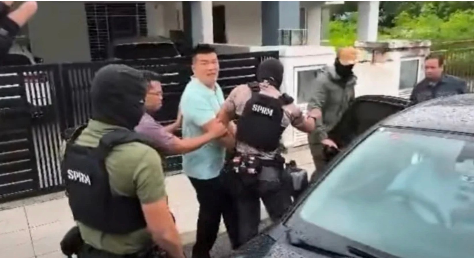 ஆல்பெர்ட் தே கைது நடவடிக்கை மீதான காணொளியை வெளியிடுவீர்