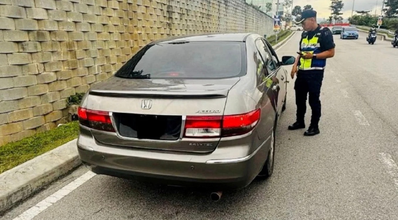 உரிமம் இல்லை, காப்பீடு இல்லை - வாகனத்துடன் ஜே.பி.ஜே. சோதனையில் சிக்கிய பாகிஸ்தான் ஆடவர்!