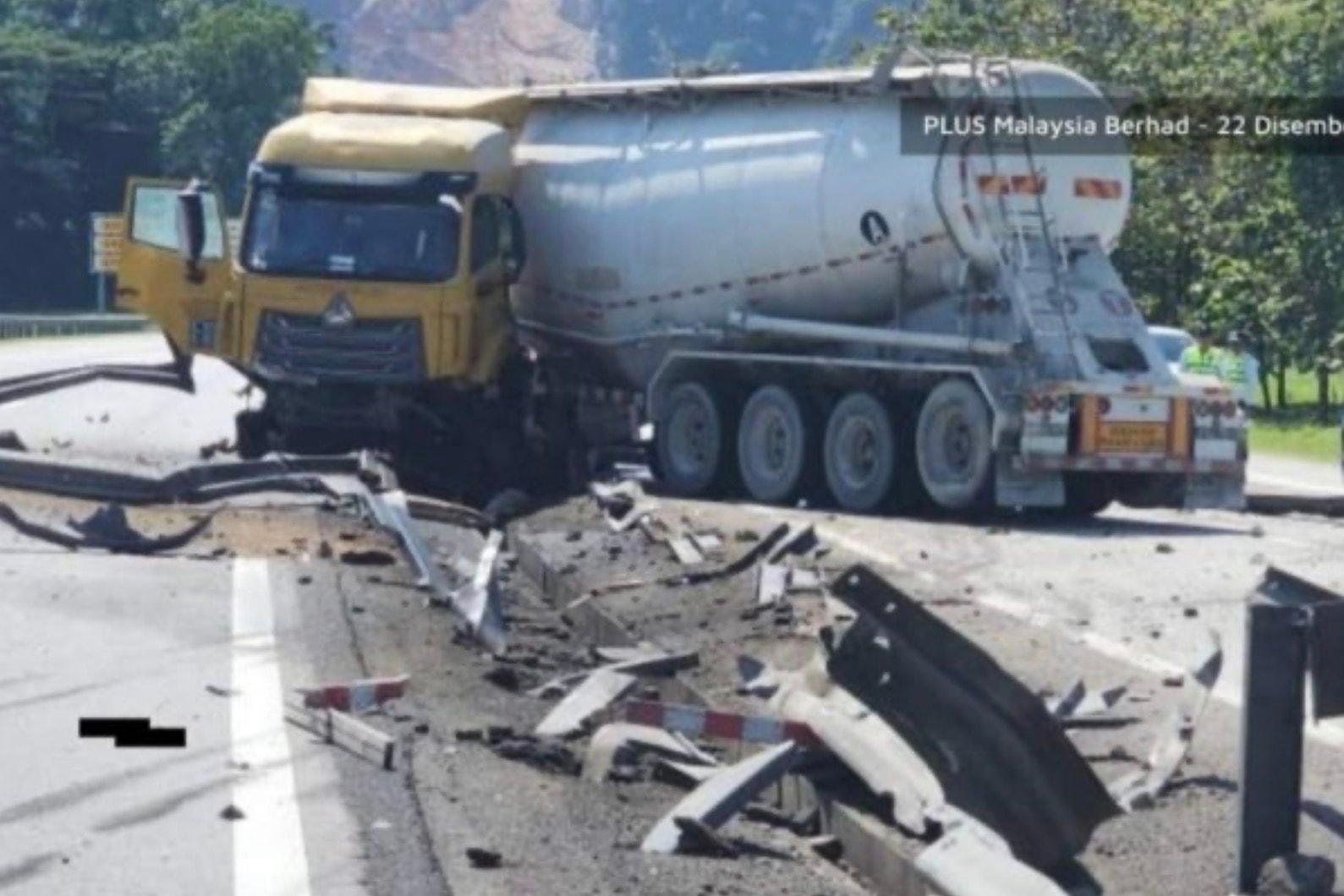 விபத்து, பிளஸ் நெடுஞ்சாலையில் 10 கிலோமீட்டர் தூரம் வரை போக்குவரத்து நெரிசல்