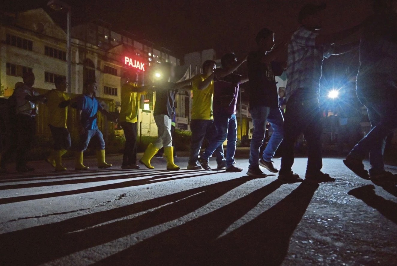 குடிநுழைவுத்துறை திடீர் சோதனை: 90 சட்டவிரோதக் குடியேறிகள் கைது