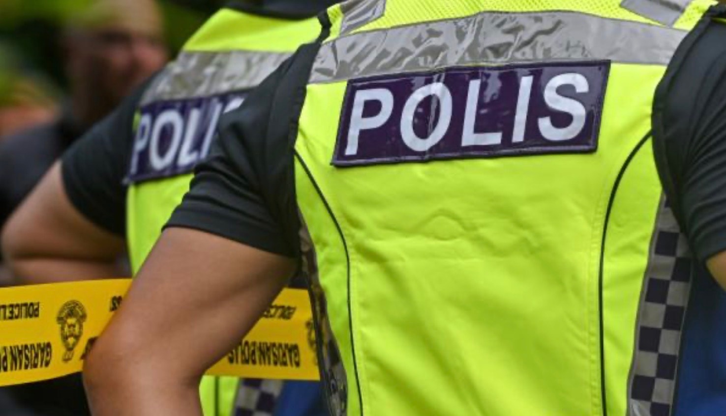 சம்பந்தப்பட்ட போலீஸ்காரர்களை விசாரணை செய்யாதது ஏன்?