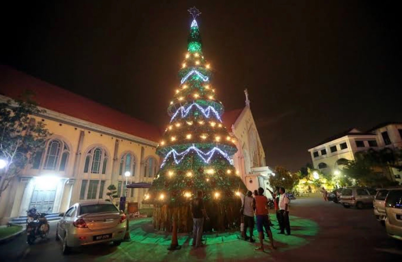 ஈப்போவில் மிகப் பெரிய கிறிஸ்துமஸ் மரம்