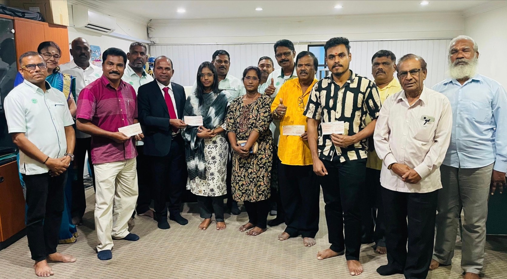 பேரா மஇகா கல்வி நிதியுதவியாக 3 அல்லது 4 இலட்சம் ரிங்கிட்டை ஒவ்வொரு மாதமும் வழங்கி வருகிறது