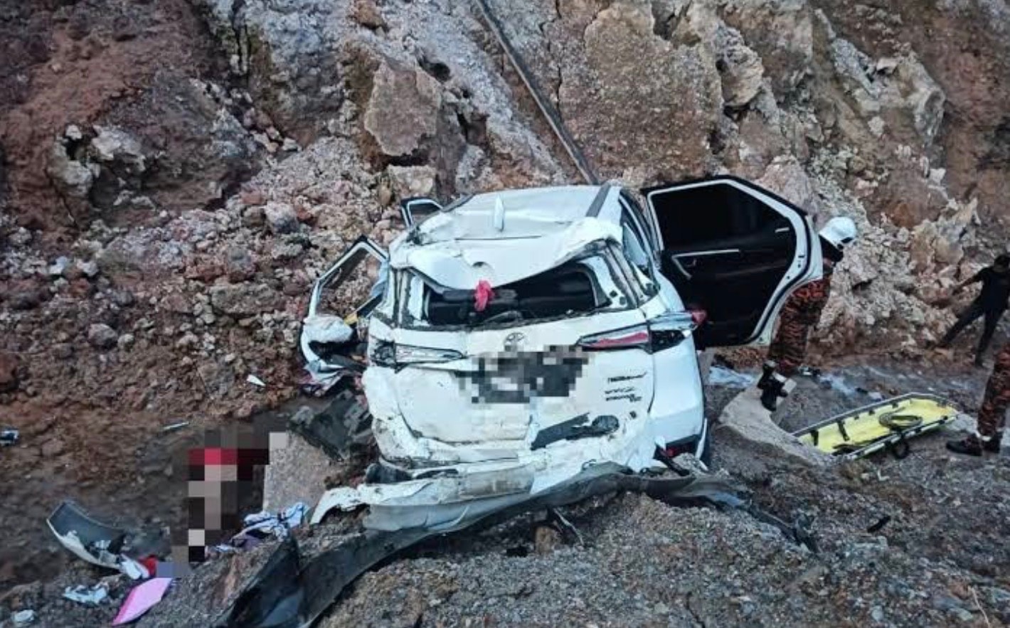 வாகனம் பாதாளத்தில் விழுந்தது: இருவர் மரணம்