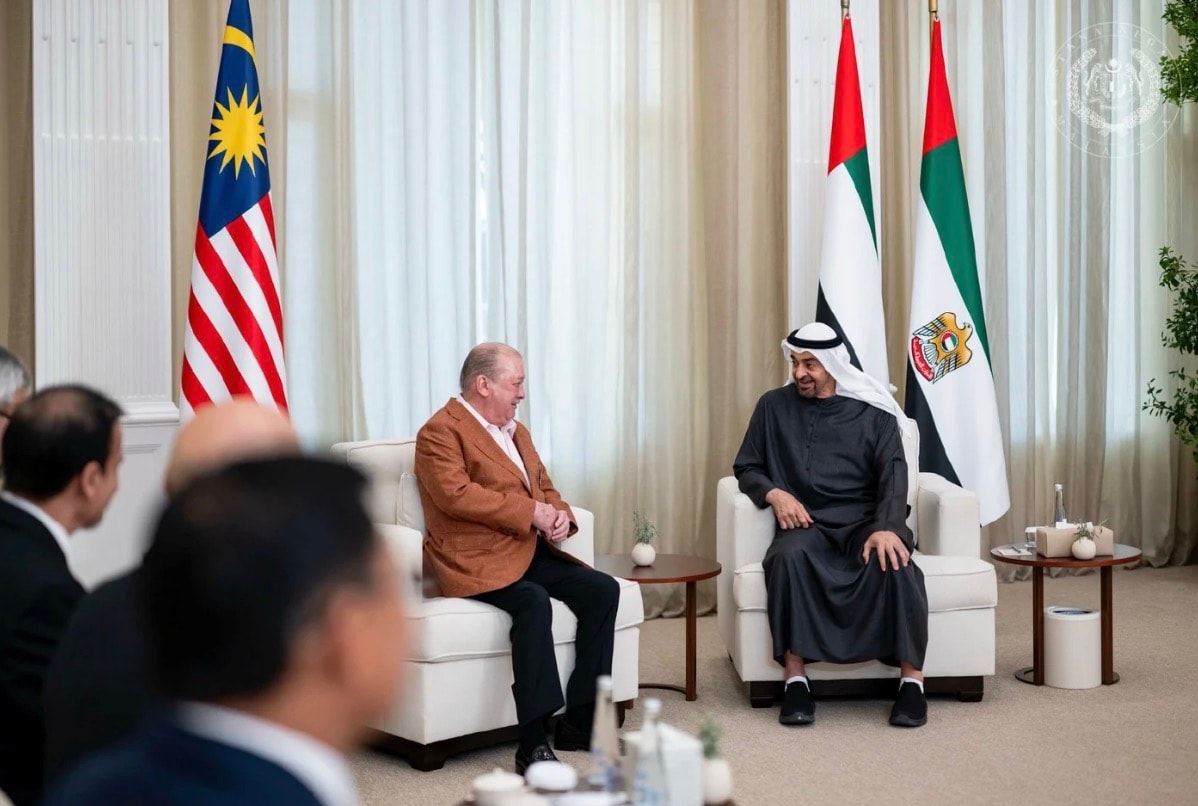 அபு தாபியில் மாமன்னர் சுல்தான் இப்ராஹிமுக்கு அதிபர் ஷையிக் முகமட் பின் ஸையெட் அல் நயான் வரவேற்பு