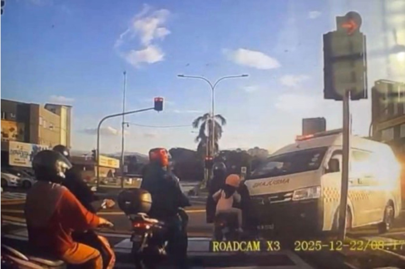 அம்புலன்ஸ் உட்பட 7 வாகனங்கள் விபத்து:  மோட்டார் சைக்கிளோட்டி படுகாயம்