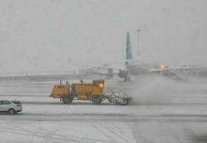 அமெரிக்காவில் பனிப்புயல்; 1,800 விமானப் பயணங்கள் ரத்து