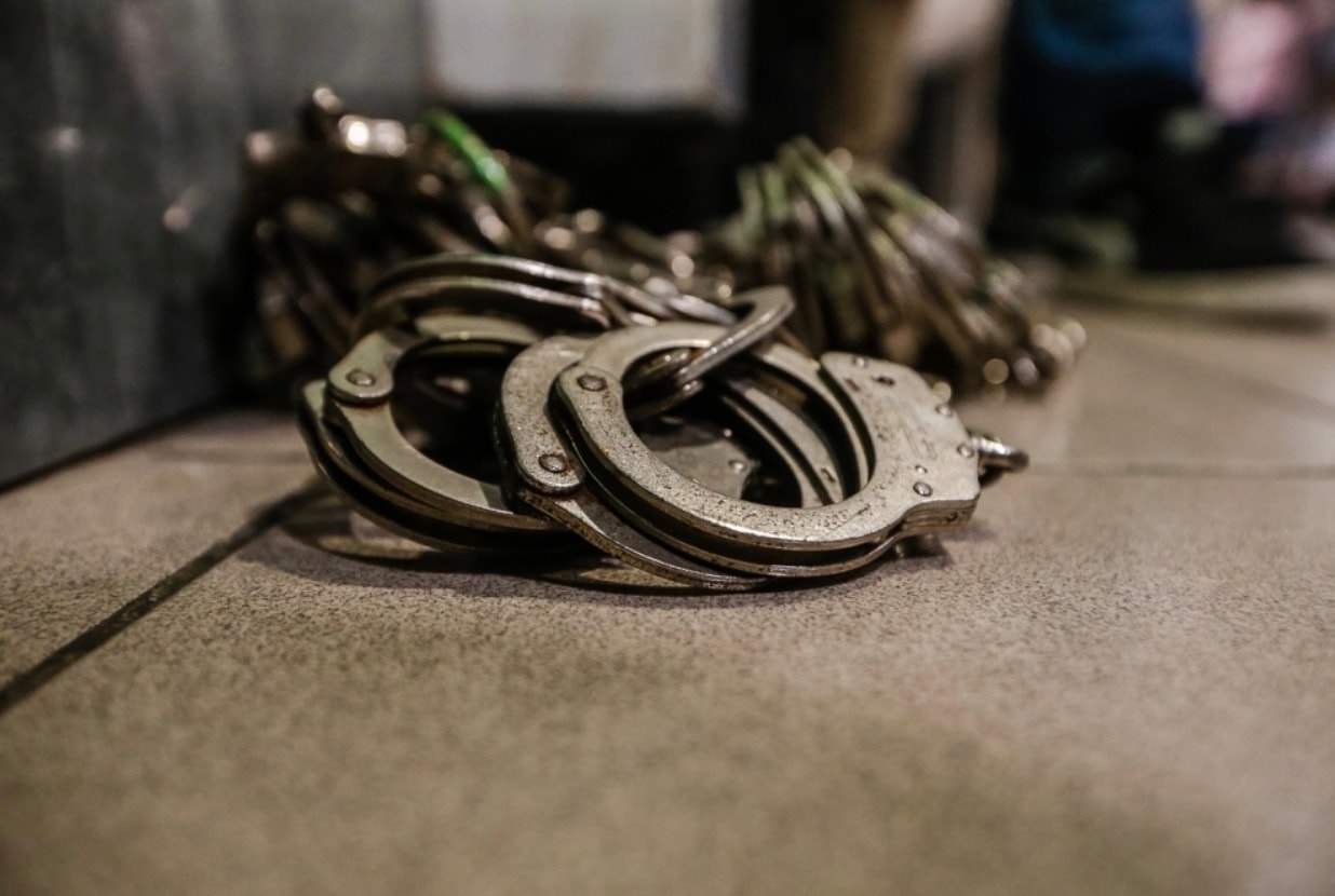 பொம்மைக்குள் தோட்டாக்கள்: இரகசிய இடத்தில் துப்பாக்கி, போதைப் பொருள் - இரு வெளிநாட்டினர் அதிரடி கைது!