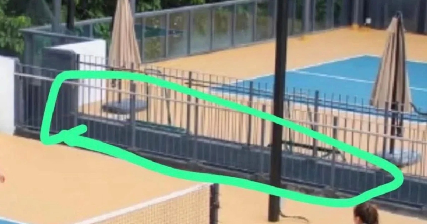 பந்தை எடுக்கும் முயற்சியில் கால் இடறி கீழே விழுந்து ஆடவர் மரணம்