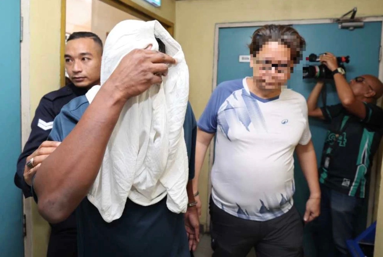 பகுதி நேர கலைஞர் உட்பட நால்வருக்கு எதிராகக் குற்றச்சாட்டு