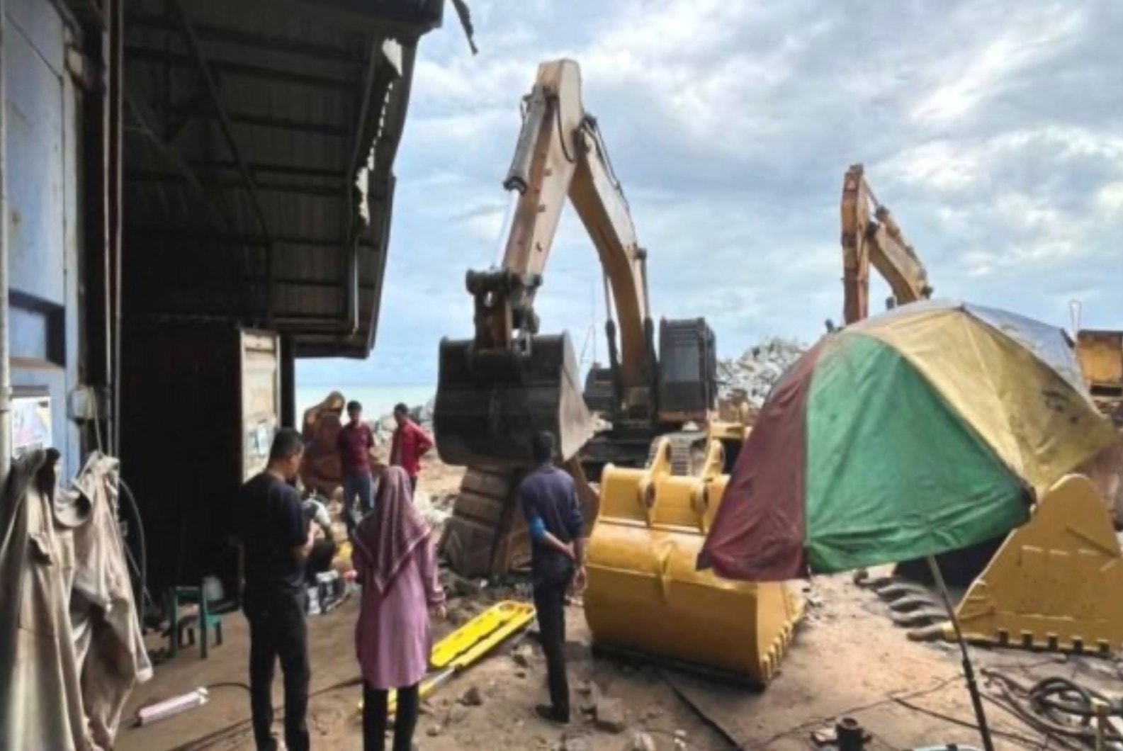 மண்வாரி இயந்திரத்தின் பக்கெட் மோதி வெல்டிங் பணியாளர் மரணம்