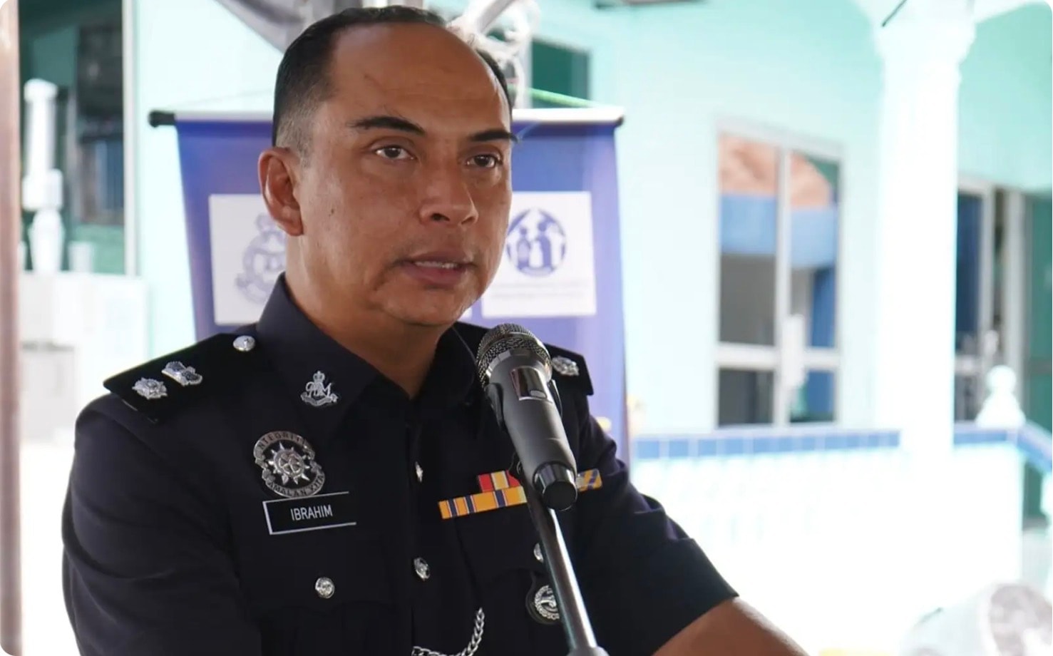 டெலிவரி ஊழியரைத் துப்பாக்கியால் மிரட்டிய ஆடவர் கைது