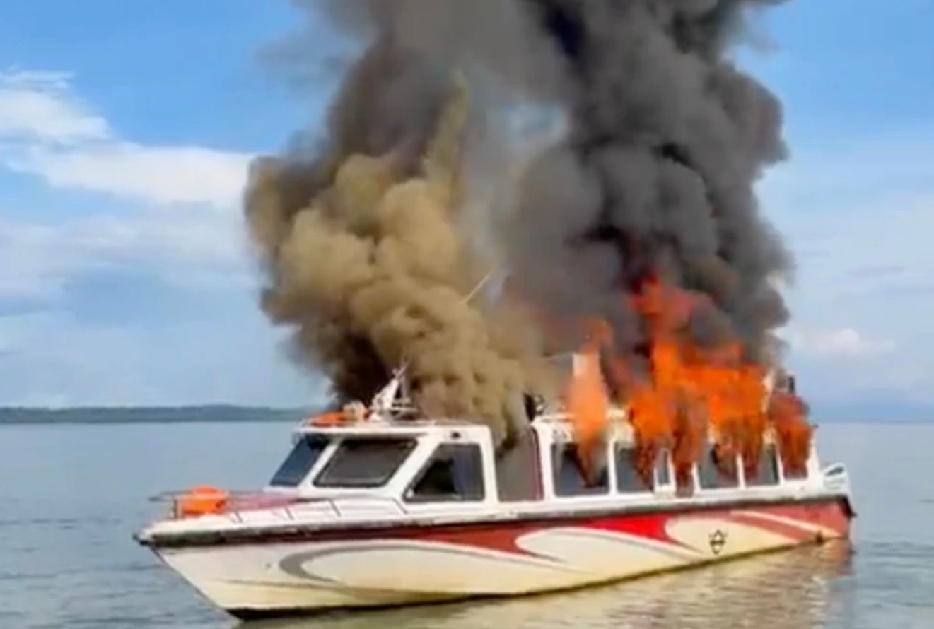 பயணப் படகு தீப்பிடித்துக் கொண்டதில் 2 சிறார்கள் உட்பட மூவர் காயம்