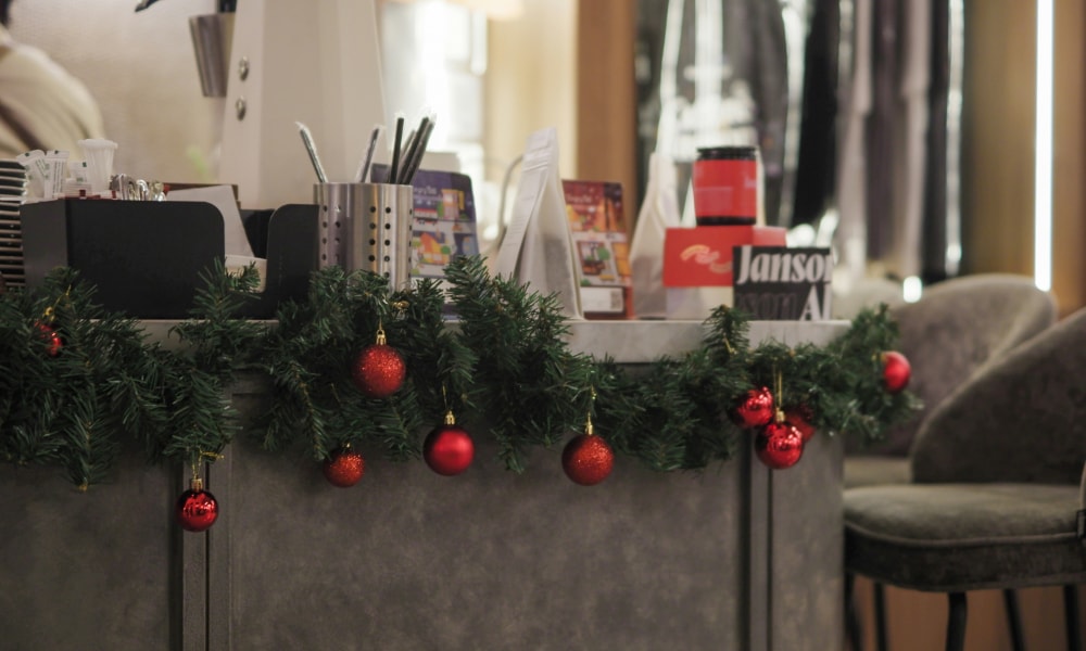 ஹலால் வளாகங்களில் கிறிஸ்துமஸ் அலங்கரிப்புக்குத் தடை விதிப்பதா? ஜசெக இளைஞர் பிரிவு கண்டனம்