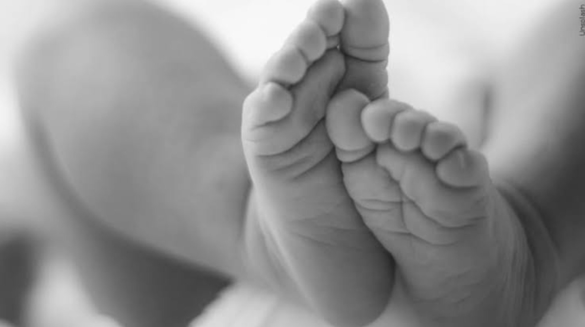 சொந்த தந்தையின் காரினால் மோதப்பட்ட 2 வயது சிறுமி மரணம்