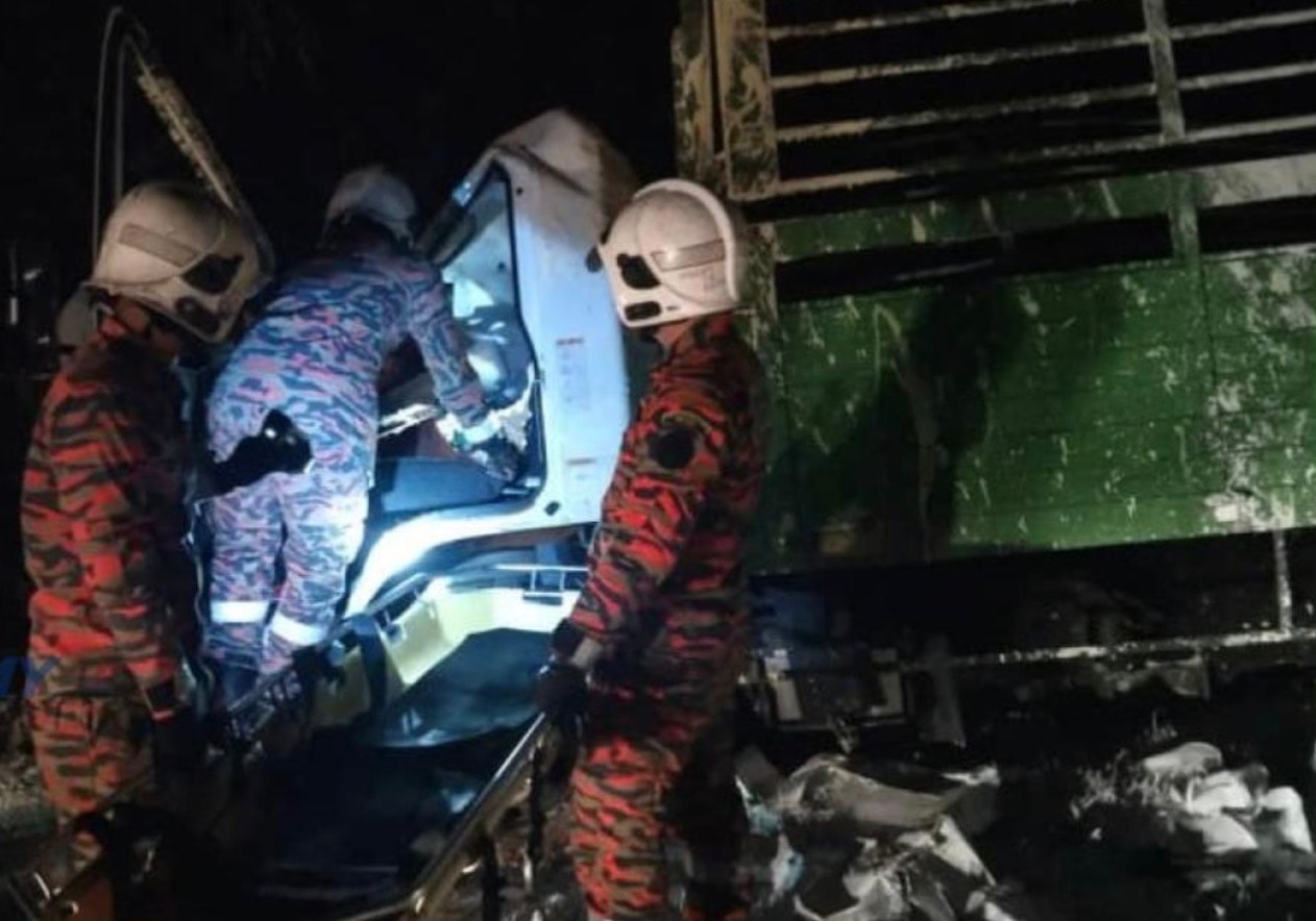 கிழக்குக் கடற்கரை நெடுஞ்சாலையில் பயங்கரம்: பேருந்து, லாரிகள் மோதல்! ஒருவர் படுகாயம்!