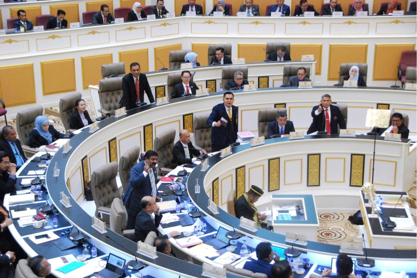 மலாக்கா சட்டமன்றக் கூட்டத்தில் பெரும் அமளி துமளி