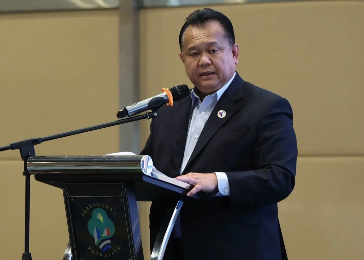 திரங்கானு கார் விபத்து: சாலைத் தடுப்பை அகற்றிய மர்ம நபர்களைத் தேடுகிறது பொதுப்பணித்துறை