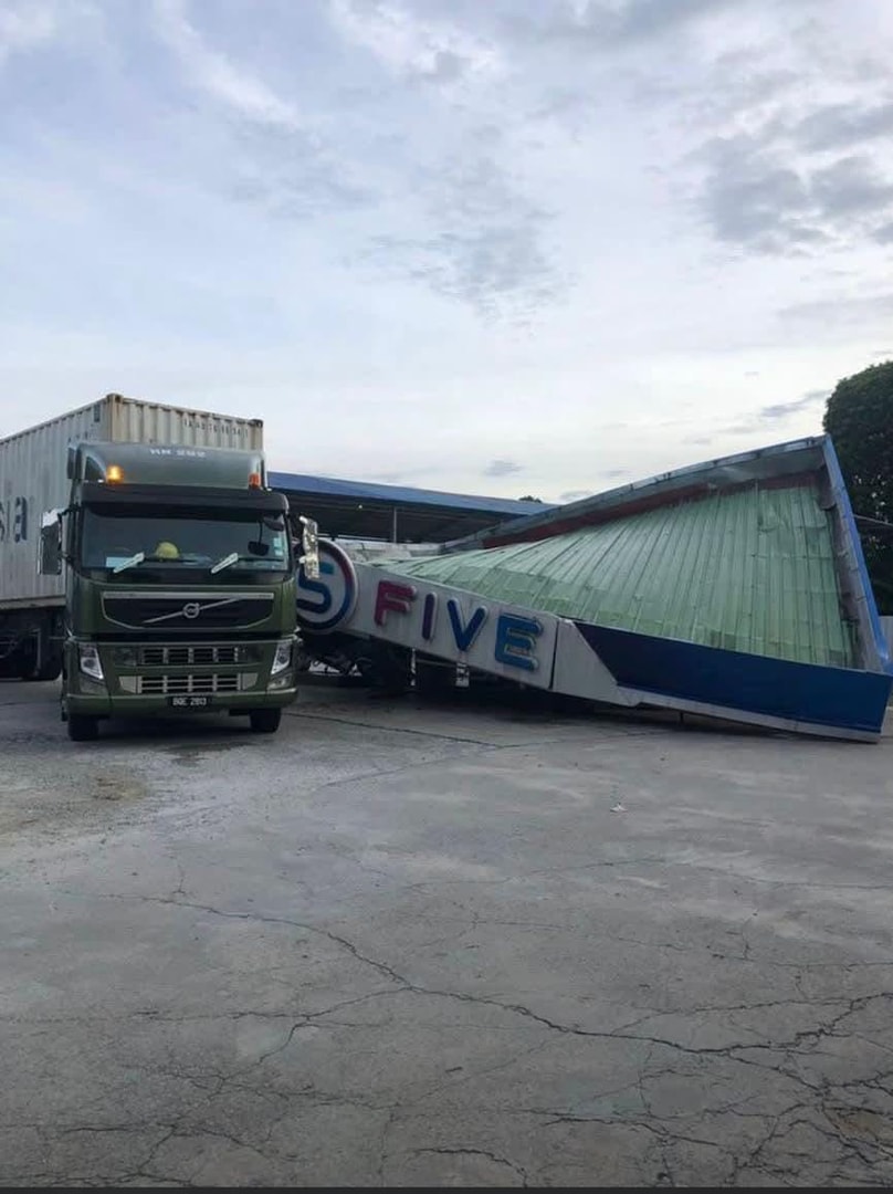 டிரேலர் லாரியால் பெட்ரோல் நிலையம் சேதம்: லாரி ஓட்டுனருக்குச் சம்மன் வழங்கப்பட்டது