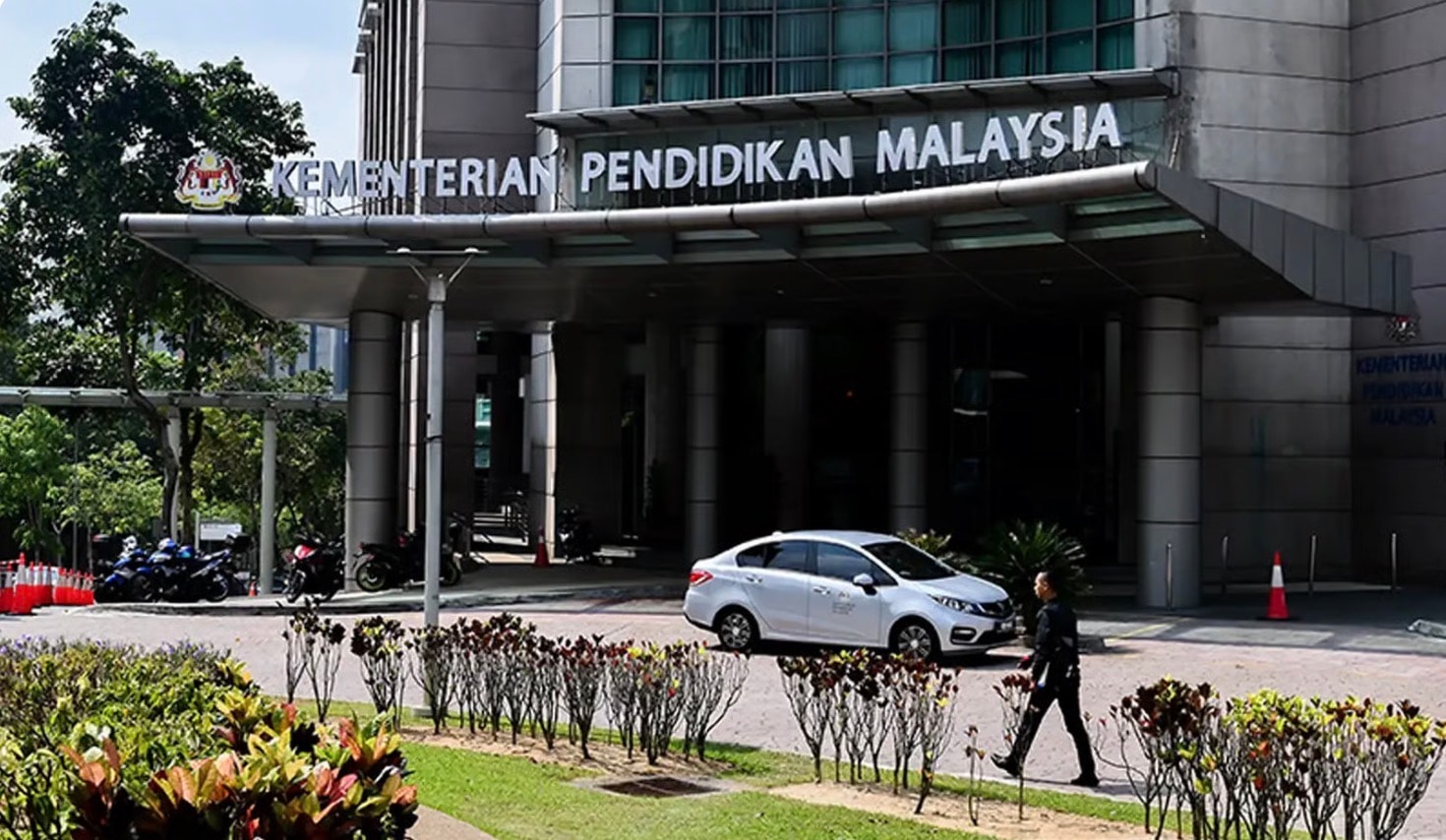 அந்த ஆண் ஆசிரியர்கள் கல்விக்கழகங்களிலிருந்து வெளியேற்றப்படுவர்