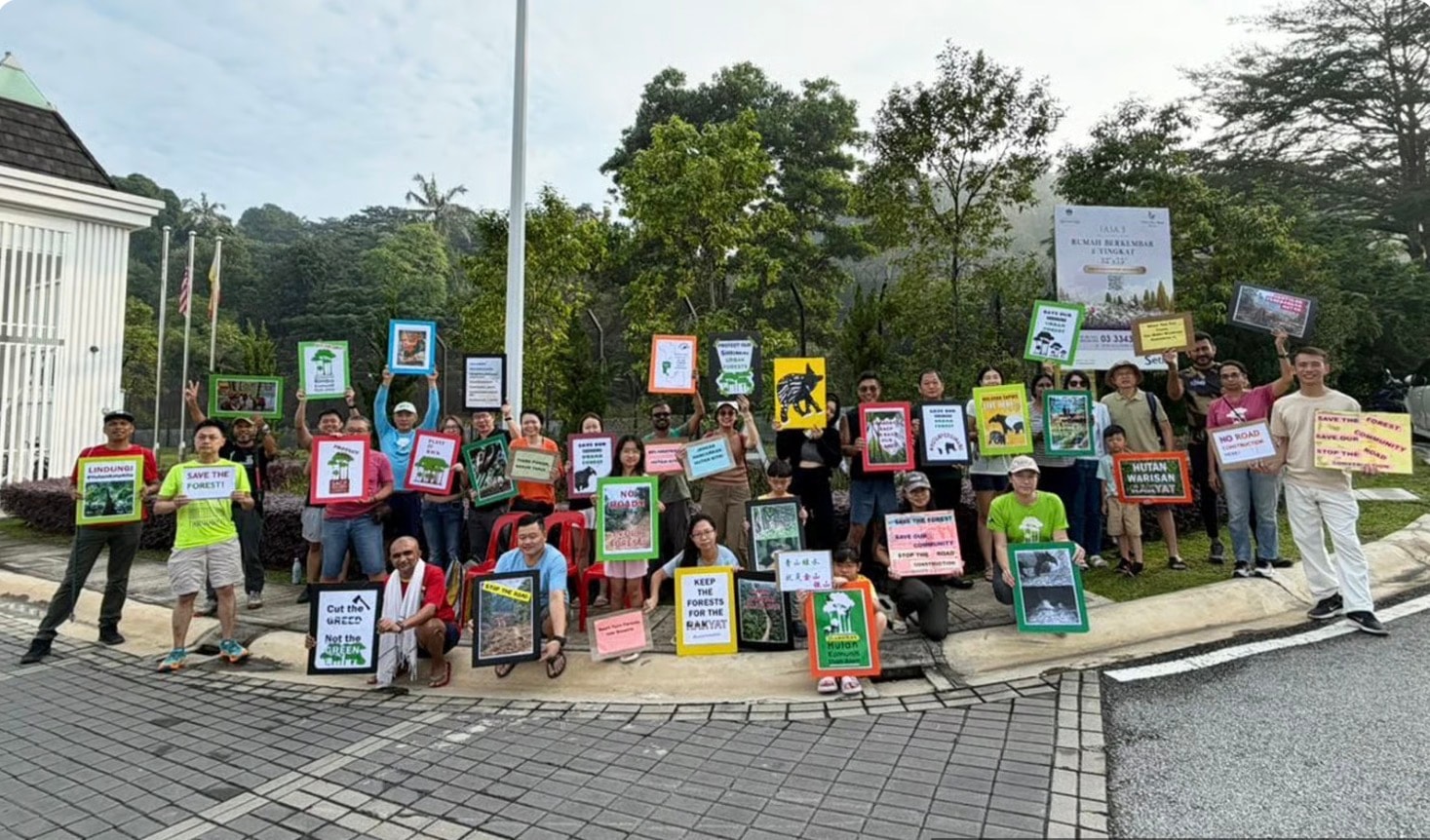 "காட்டை அழிக்காதே, சாலையை மாற்றேன்!" - ஷா ஆலமில் திரண்ட 100-க்கும் மேற்பட்ட குடியிருப்பாளர்கள் போராட்டம்!