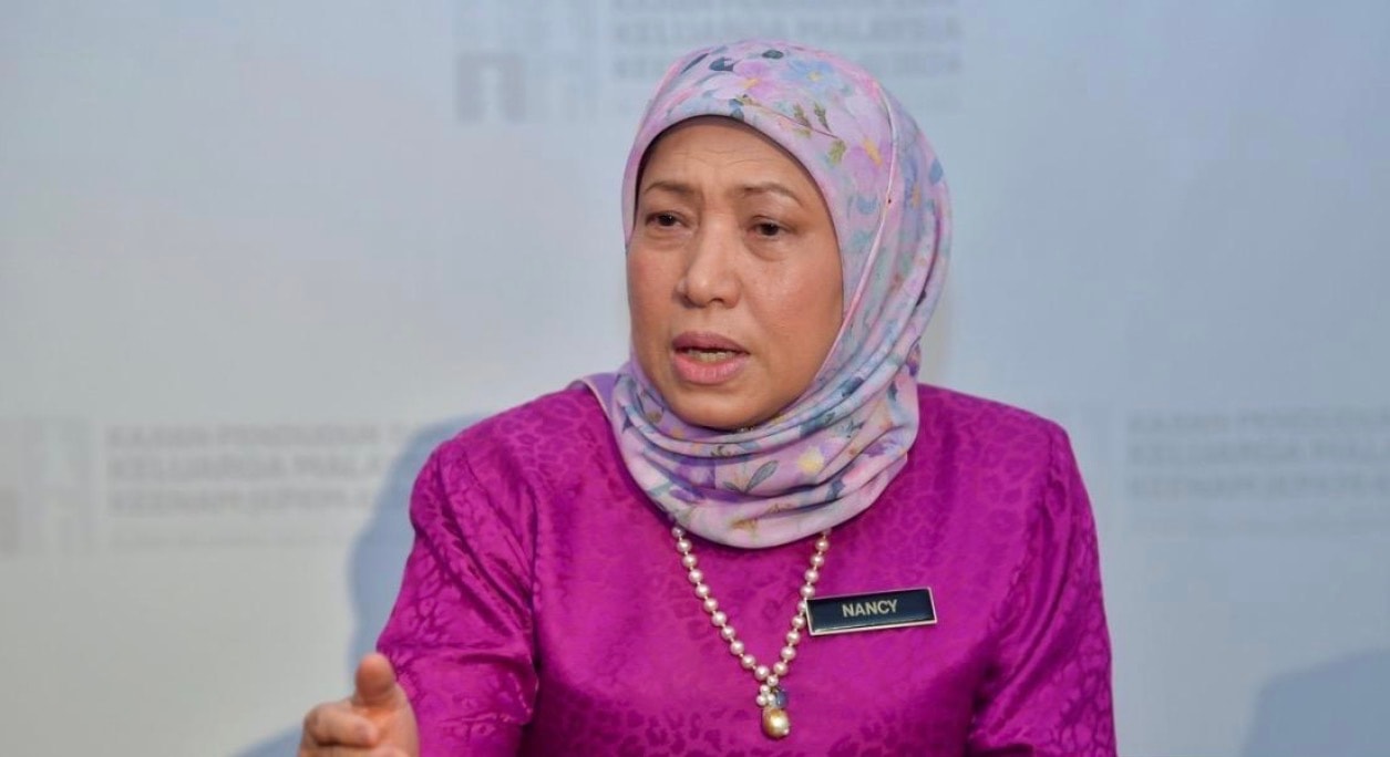 இரு கணவர்களைத் திருமணம் செய்த பெண்: குழந்தைகள் நலனில் அரசாங்கம் கவனம் செலுத்தும் - அமைச்சர் தகவல்