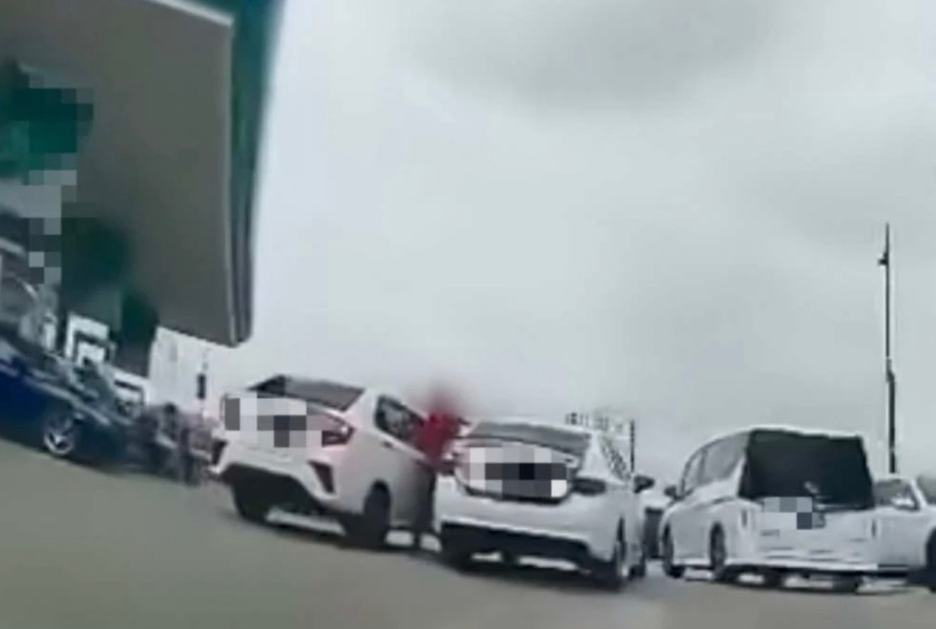 ஸ்டேரிங் பூட்டால் சரமாரித் தாக்குதல்: ஜோகூரில் இ-ஹெயிலிங் ஓட்டுநருக்கு நேர்ந்த பயங்கரம்!