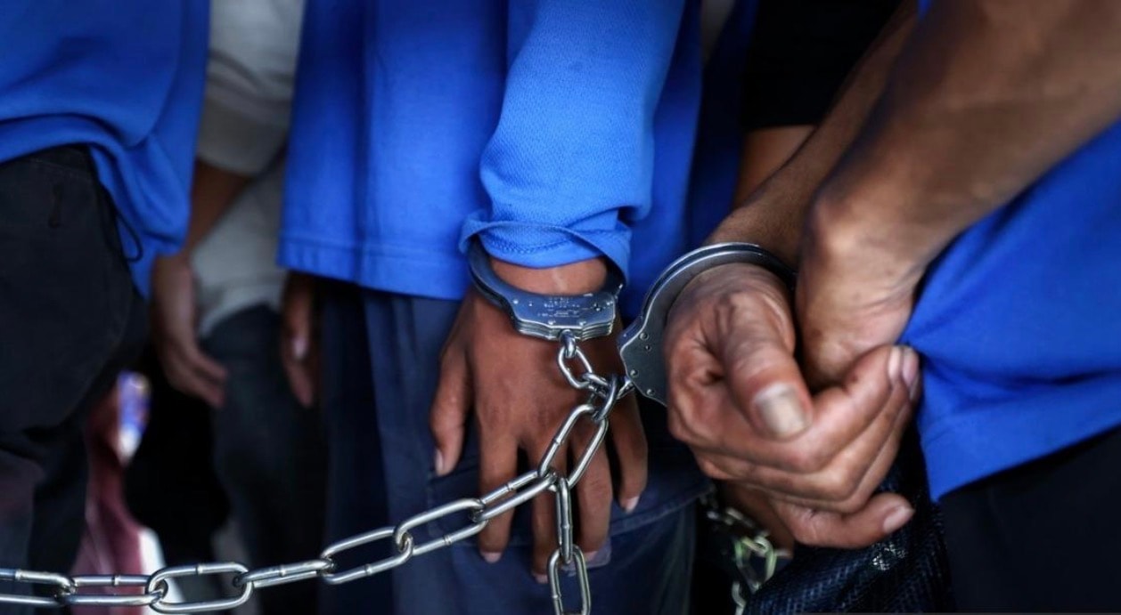 பத்துகேவ்ஸ் வட்டாரத்தில் தாக்குதல்: எட்டு பேர் கைது