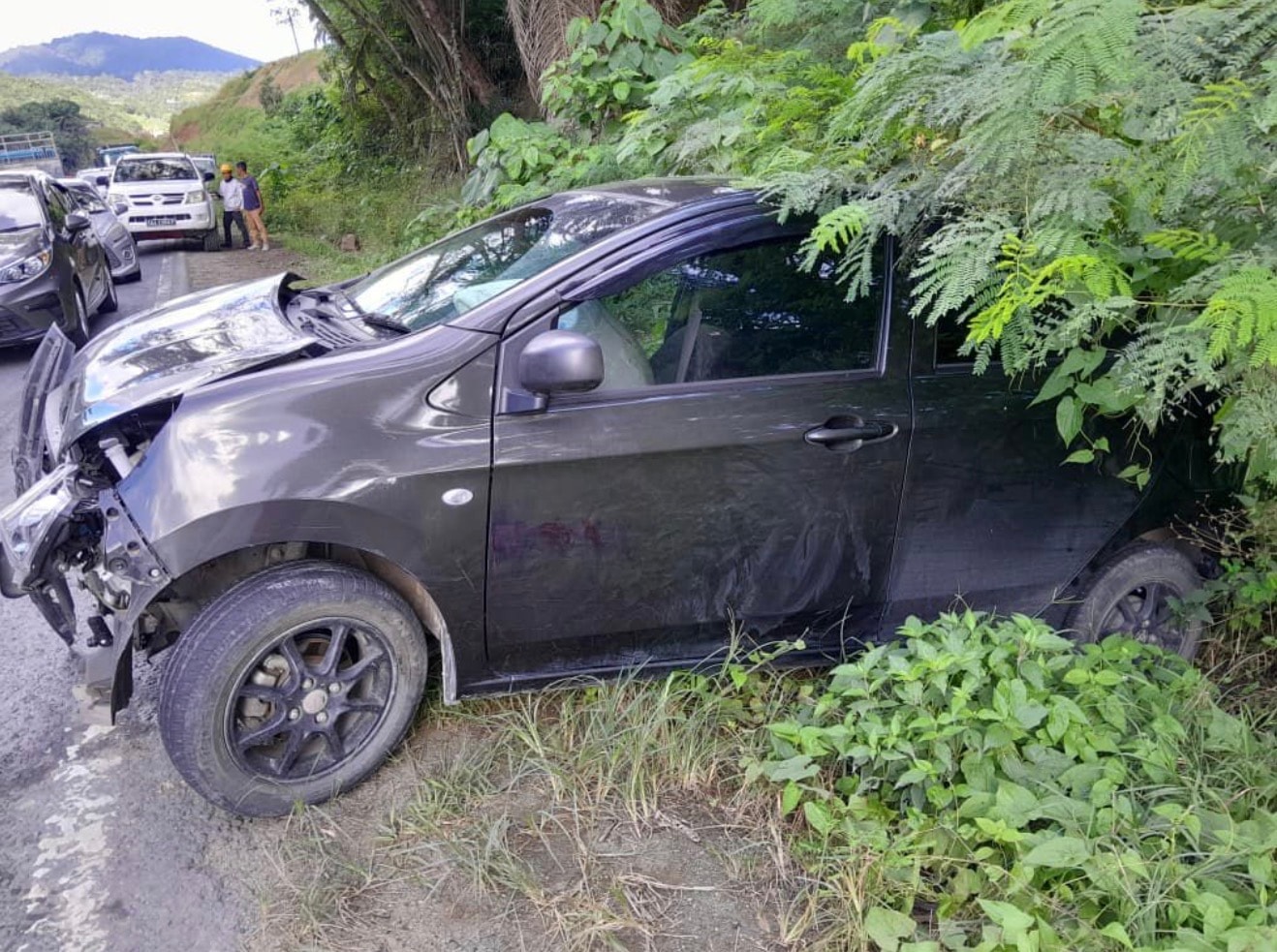 இரு கார்கள் நேருக்கு நேர் மோதல் - பெண் பரிதாப பலி, 5 பேர் படுகாயம்!