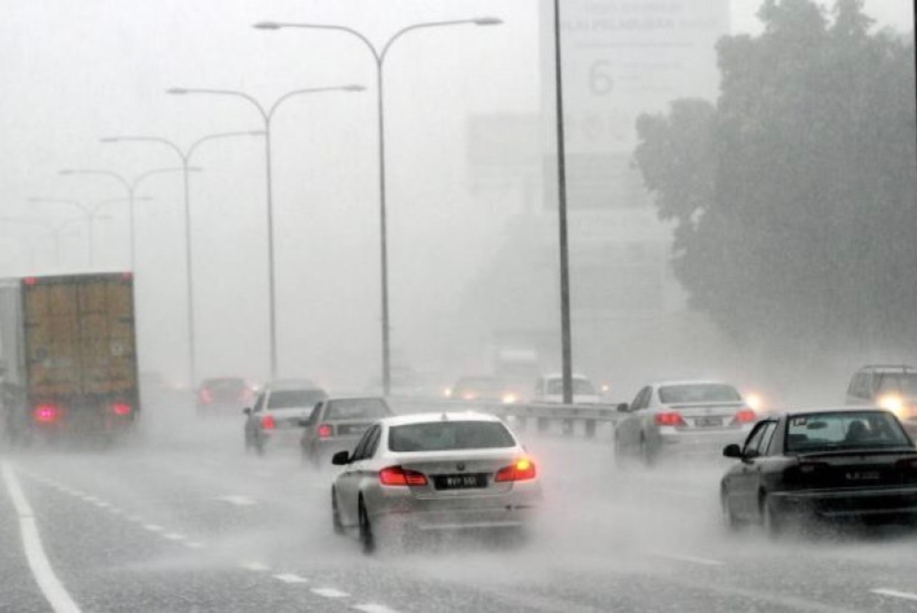 பருவமழைக் கால எச்சரிக்கை: வெள்ள நீரில் விளையாடினால் ஆபத்து! பெற்றோருக்கு அவசர அறிவுரை! 