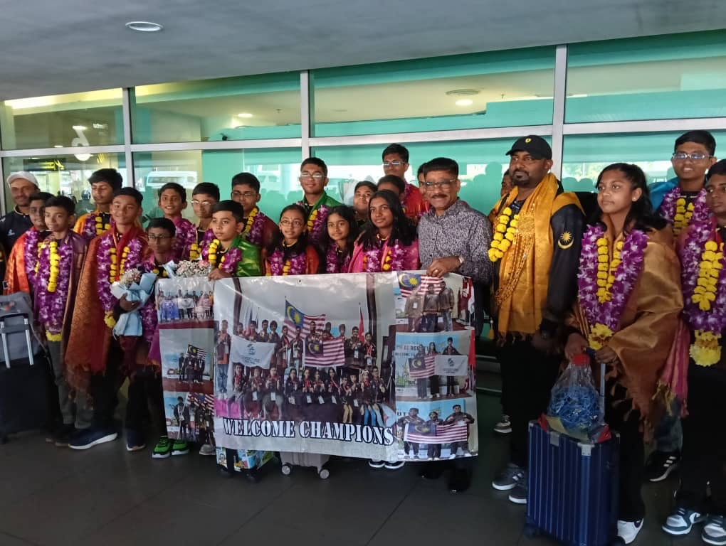 உலக எந்திரப் போட்டியில் சாதனைப் படைத்தத் தமிழ்ப்பள்ளியைச் சேர்நத 24 மாணவர்களுக்கு பினாங்கு விமான நிலையத்தில் உற்சாக வரவேற்பு