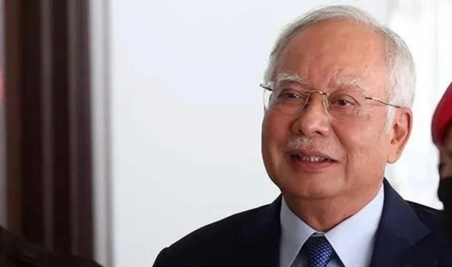 வீட்டுக் காவல் அனுமதி கிடைக்கும் என்று தந்தை பெரிதும் நம்பியிருந்தார்