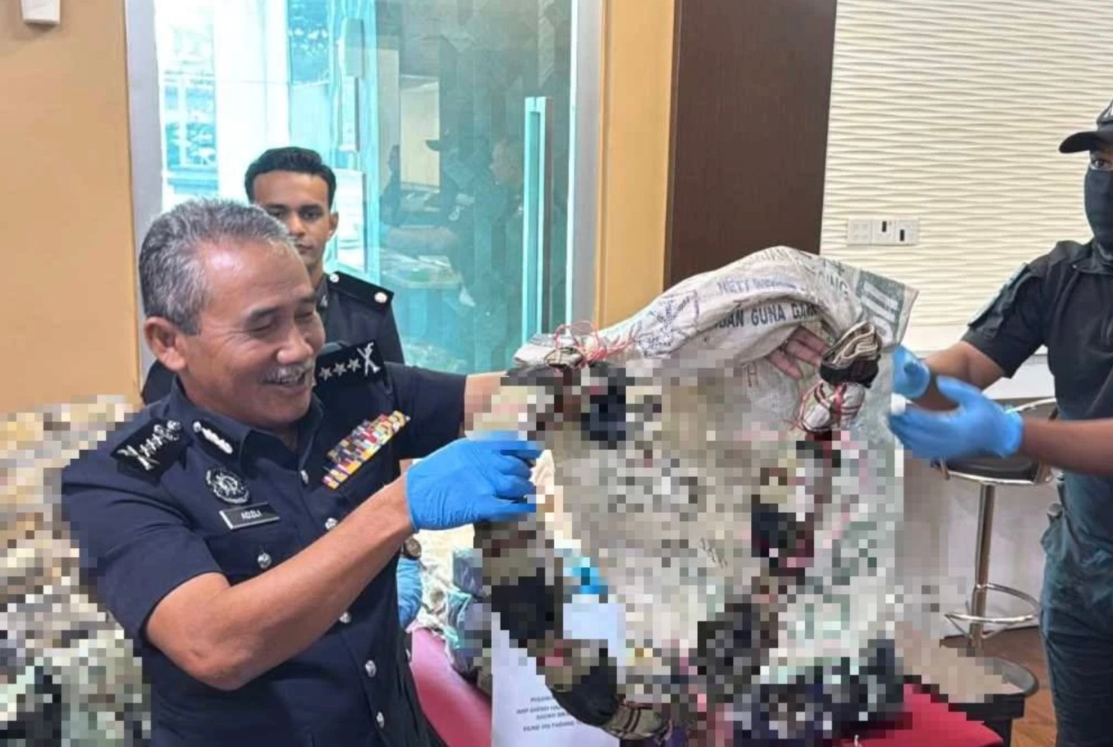 தோளில் 4 கி.மீ சுமந்து கடத்தல்: 11 மில்லியன் ரிங்கிட் மதிப்புள்ள போதைப் பொருள் பறிமுதல், தாய்லாந்து நாட்டவர் கைது!