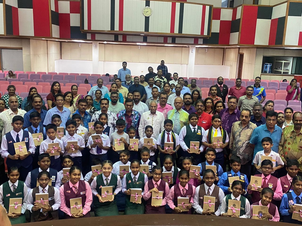 கல்வித் தோட்டத்தின் வழி தமிழ்ப்பள்ளி மாணவர்களுக்கு உதவிகள் தொடர்கிறது