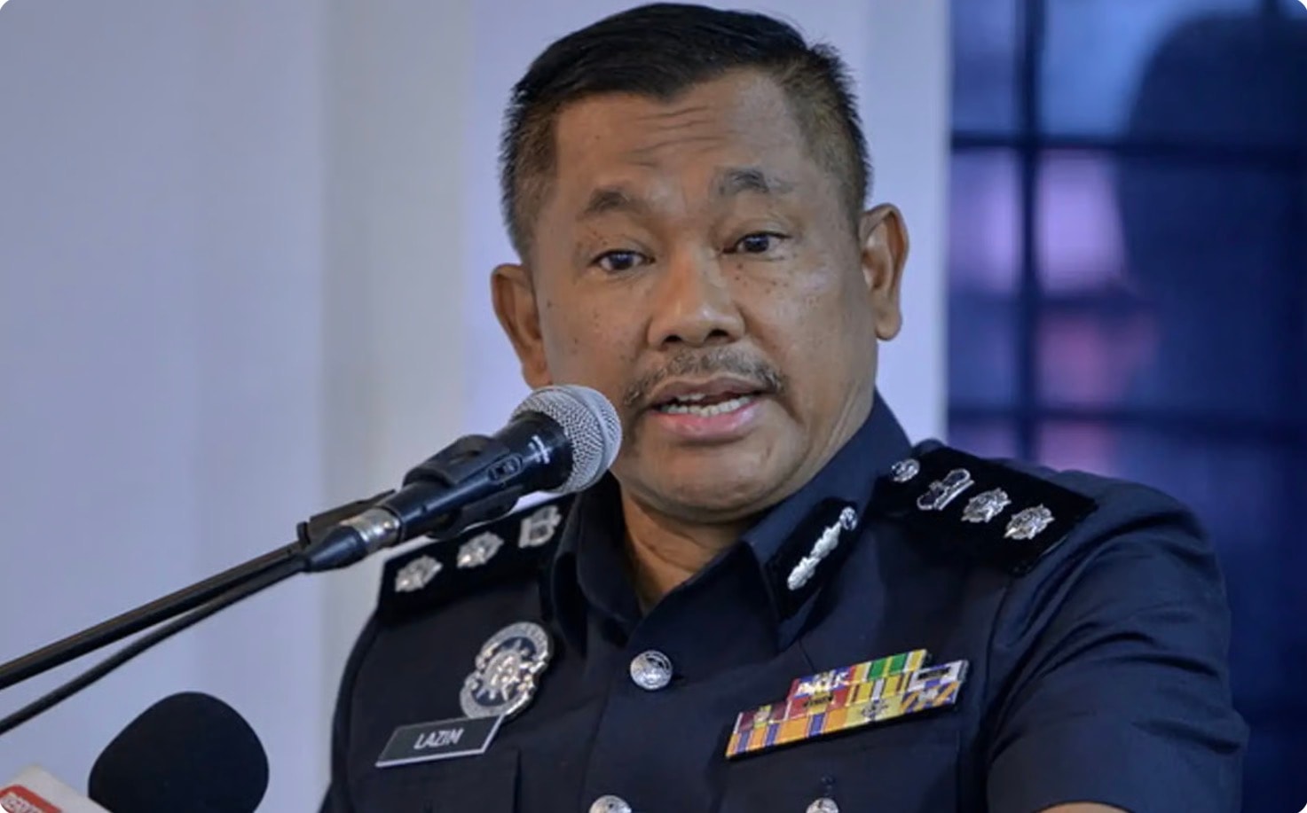 தன்னை போலீஸ் எனக் கூறிக் கொண்ட மர்ம நபர் காரிலிருந்த பெண்ணைத் தாக்கி அநாகரிகச் செயல்