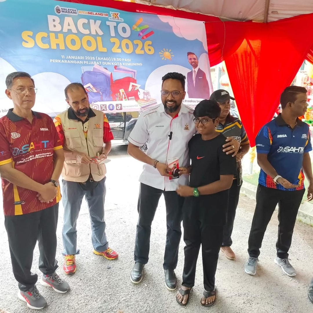 மீண்டும் பள்ளிக்குத் திரும்புவோம்: கோத்தா கெமுனிங் மக்களுக்கு சட்டமன்ற உறுப்பினர் பிரகாஷ் சம்புநாதன் நிதி உதவி