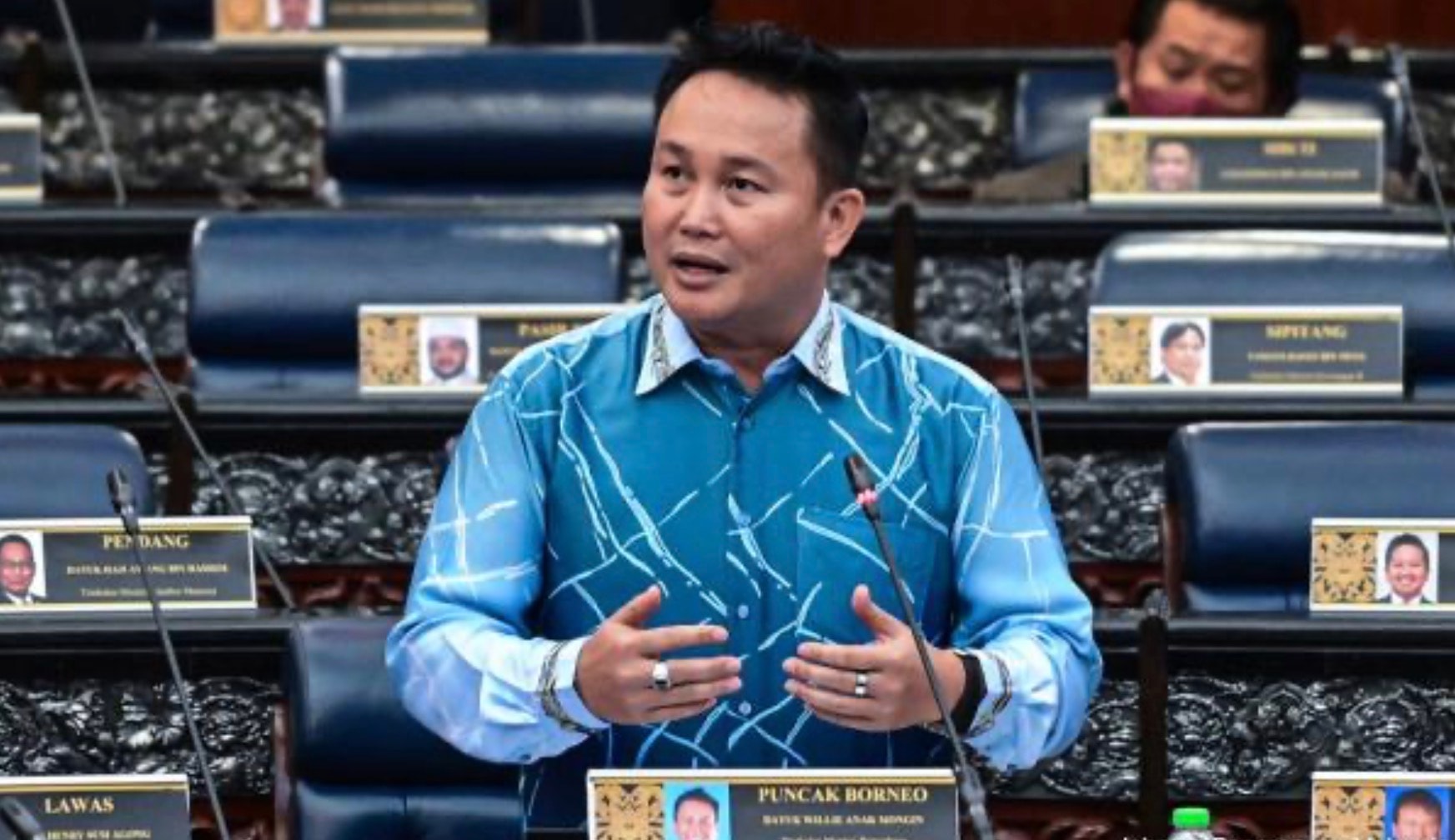 நாங்கள் பன்றி இறைச்சி சாப்பிடுகிறோம், ஆனால் ஊழல் செய்வதில்லை! - நாடாளுமன்றத்தில் அதிரடி காட்டிய புஞ்சாக் போர்னியோ எம்பி: இணையத்தில் குவியும் பாராட்டு