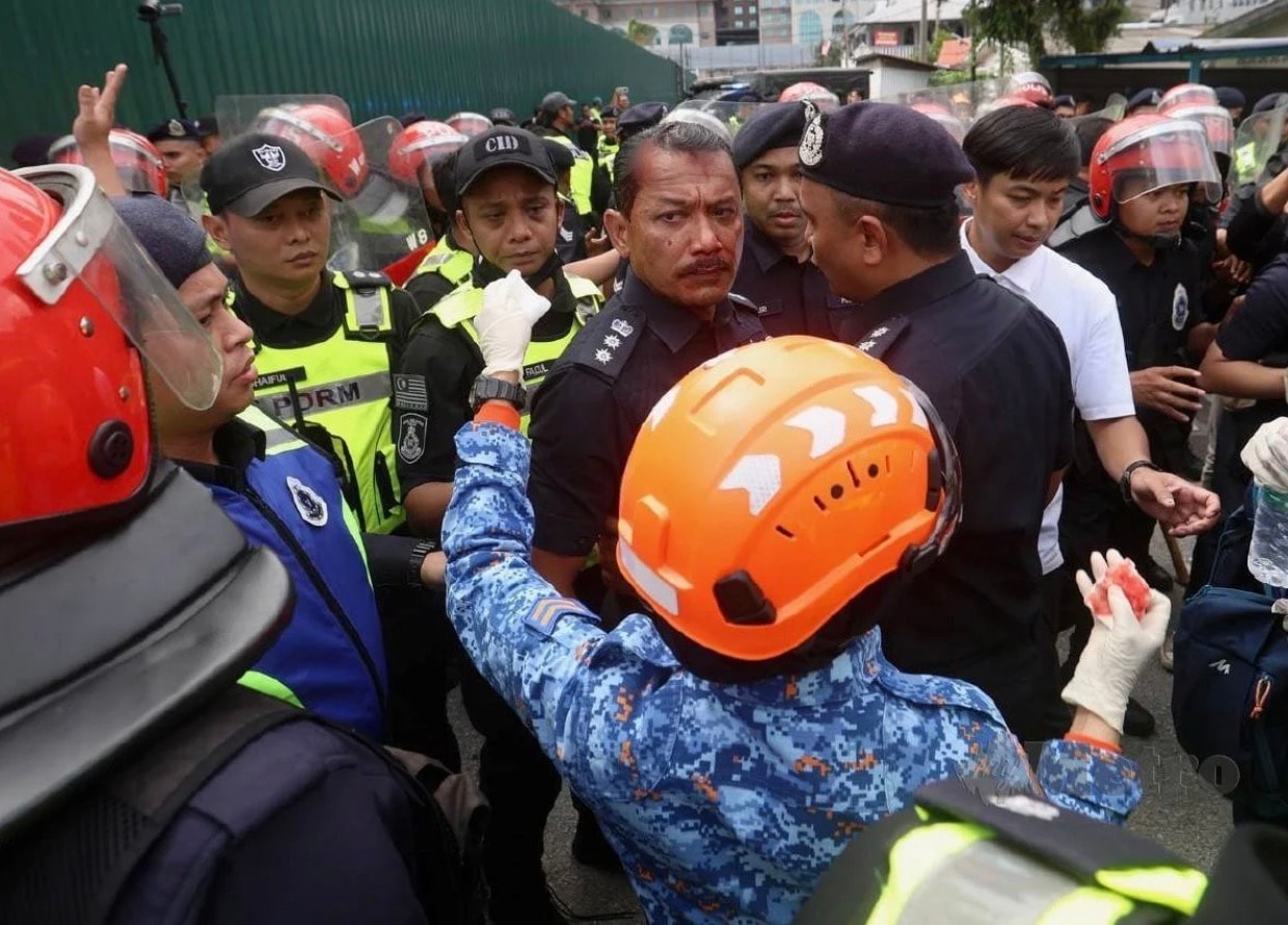 கம்போங் சுங்கை பாரு பதற்றம்: காவற்படை அதிகாரியைத் தாக்கிய 16 வயது சிறுவன் குற்றத்தை ஒப்புக் கொண்டார்!