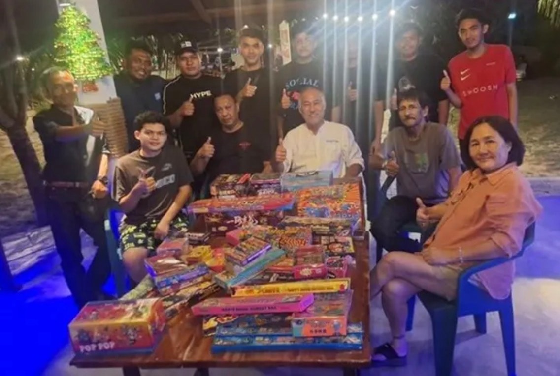 மலாக்காவில் பாரம்பரியத்தை மீட்டெடுக்கும் பாபா நியோன்யா குடும்பம்:20 ரிங்கிட் மதிப்பில் பிரம்மாண்ட வானவேடிக்கை