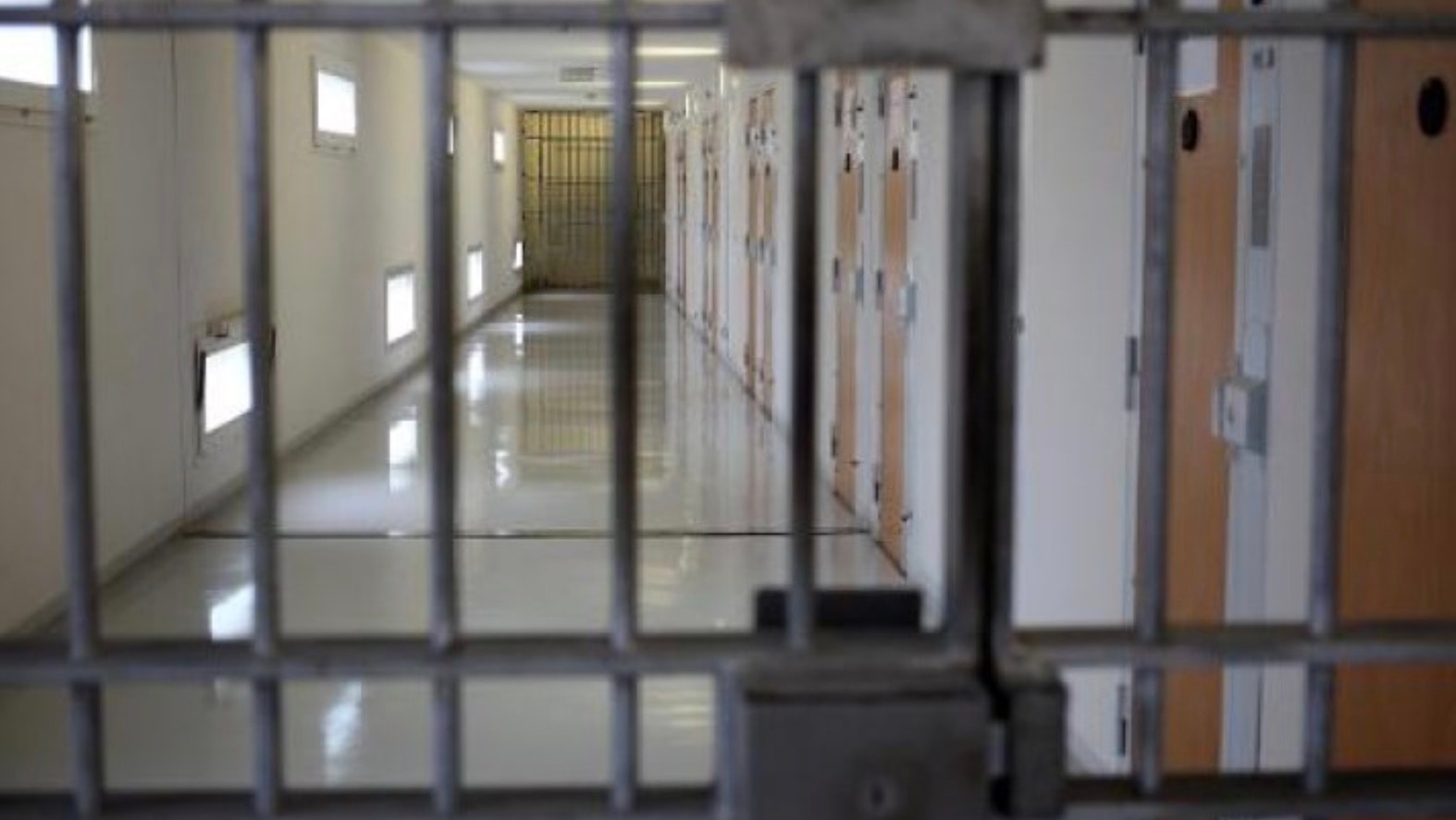 மனைவியைத் தாக்கிக் கொலை மிரட்டல் விடுத்த மெக்கானிக்கிற்குச் சிறை மற்றும் அபராதம்