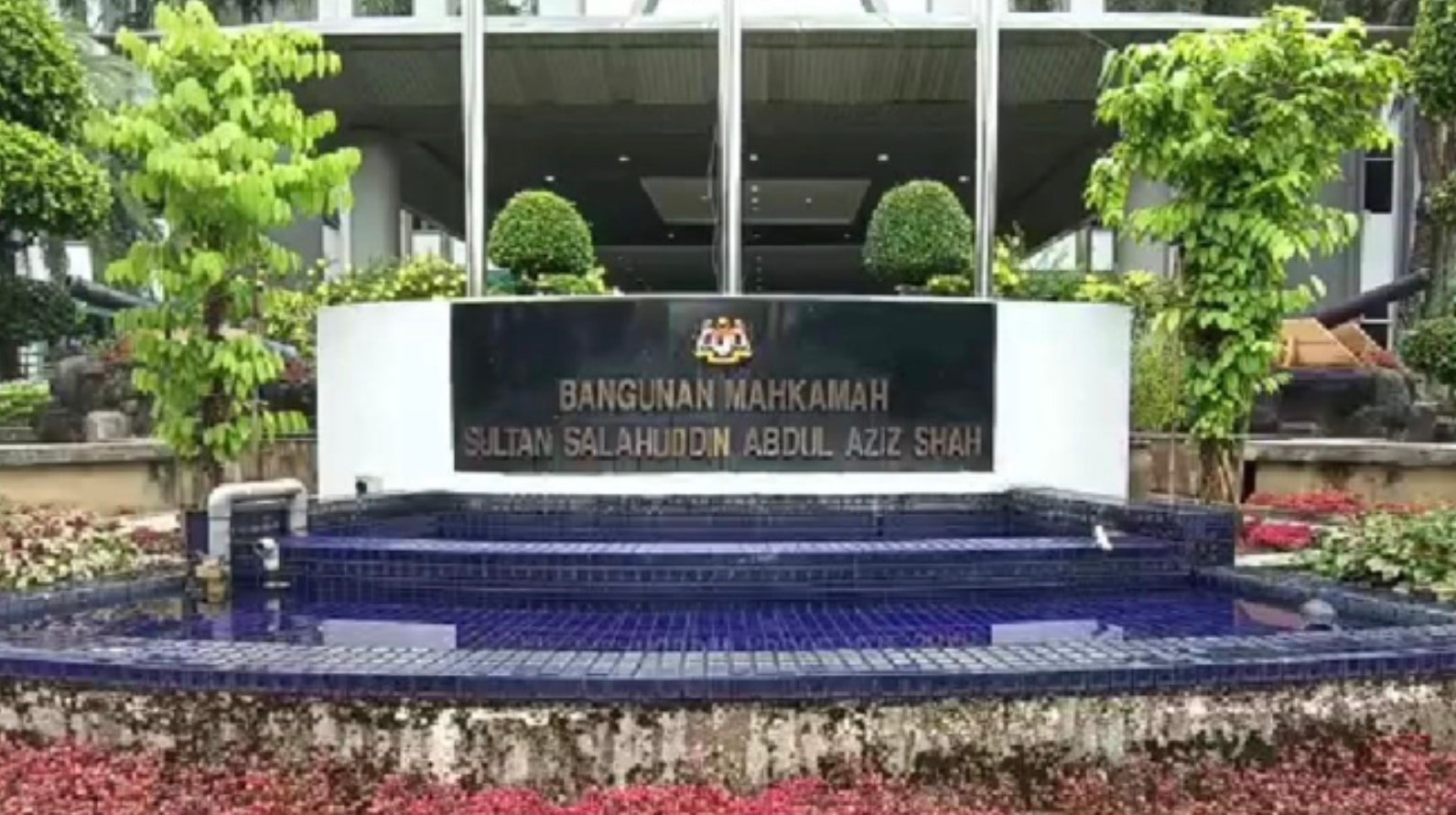 9 லட்சம் ரிங்கிட்  மற்றும் கறுப்புப் பணப் பரிமாற்றம்: குடிநுழைவுத் துறை அதிகாரி, அவரது மனைவி மீது 60 குற்றச்சாட்டுகள்