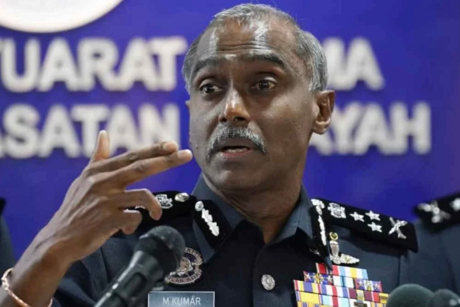 சீன மொழி நாளிதழின் தலைமை ஆசிரியர், துணை ஆசிரியரிடம் போலீஸ் விசாரணை