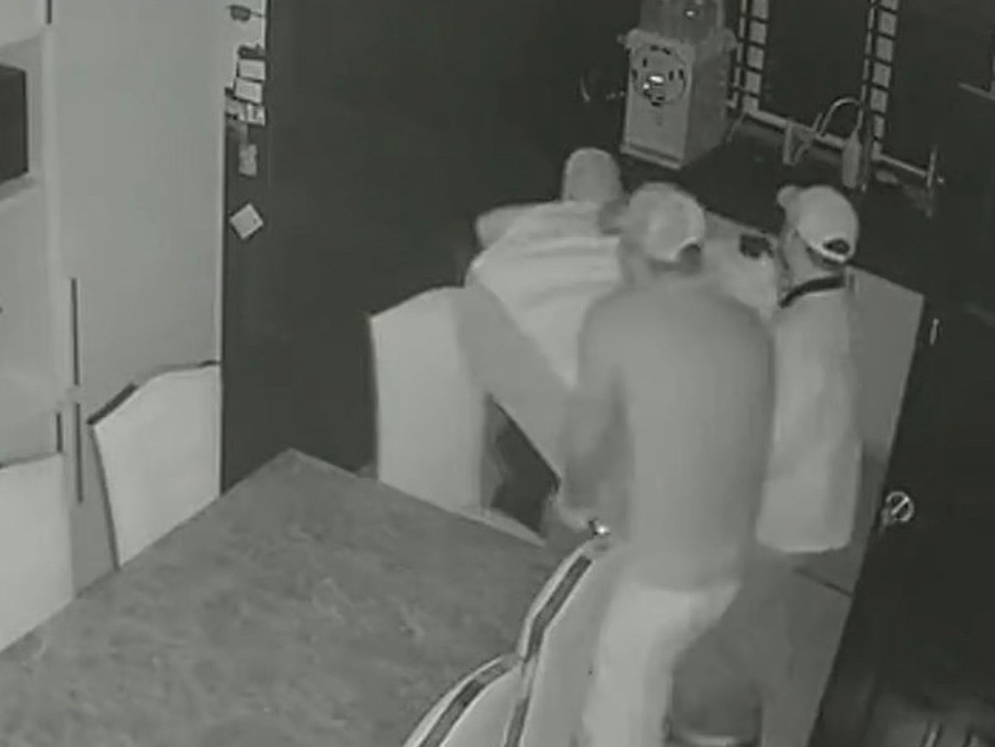 அம்பாங்கில் 2 மில்லியன் மதிப்புள்ள பாதுகாப்புப் பெட்டகத்தைத் திருடிய மூவருக்கு வலைவீச்சு