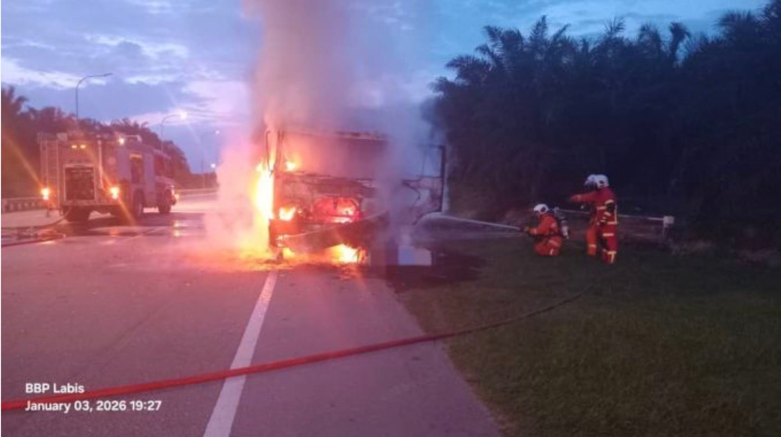 லோரியின் அடியில் சிக்கி மோட்டார் சைக்கிள் தீப்பிடித்தது: ஆடவர் உடல் கருகி பலி