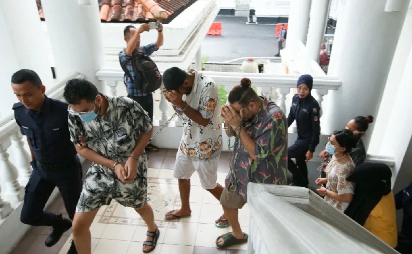 கண் கட்டு வித்தை மூலம் கைவரிசை: திருட்டில் ஈடுபட்ட 5 ஈரானியர்கள் மலேசியாவில் கைது