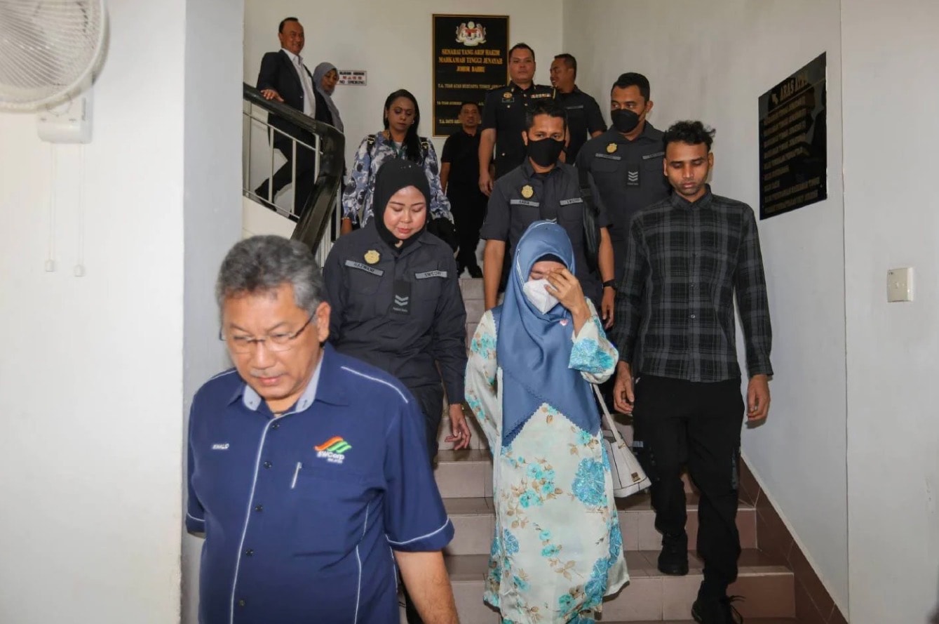 மலேசியாவில் பொது இடத்தில் குப்பை கொட்டியதற்காகச் சமூகச் சேவை தண்டனை: இந்தோனேசியப் பெண்மணிக்குத் தீர்ப்பு