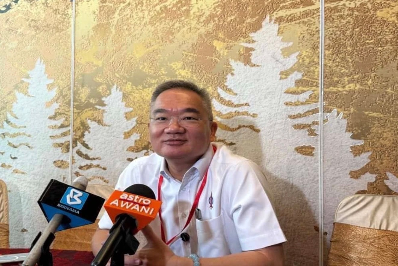 மலாக்காவில் அரசியல் போர்: "நீங்கள் யார் எங்களை வெளியேறச் சொல்ல?" - டாக்டர் அக்மால் சாலேவுக்கு டிஏபி அதிரடி பதிலடி!