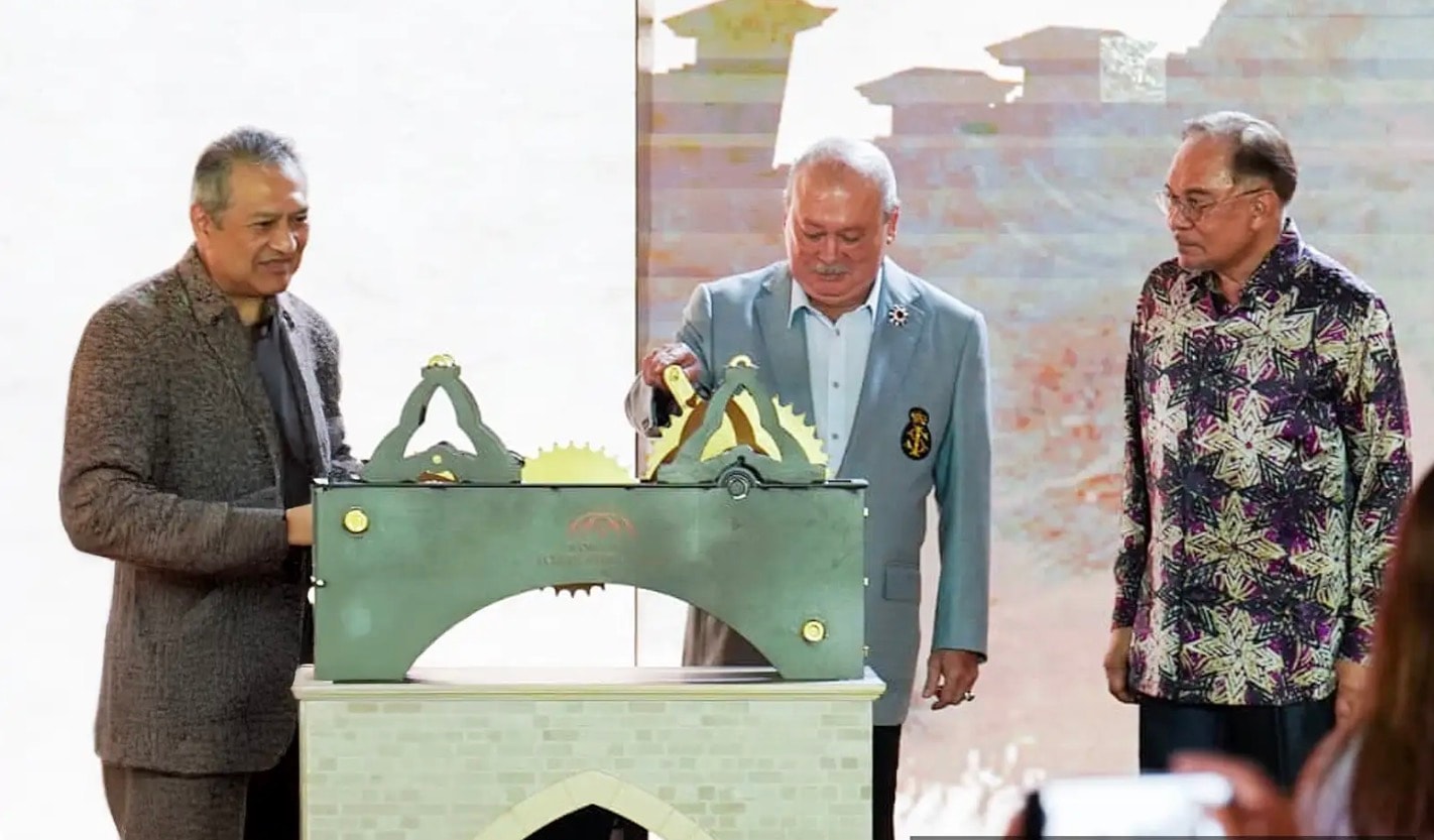 வரலாற்றுச் சின்னத்திற்குப் புத்துயிர்: சுல்தான் அப்துல் சமாட் கட்டிடப் புனரமைப்புப் பணியை மாமன்னர் சுல்தான் இப்ராஹிம் தொடக்கி வைத்தார்